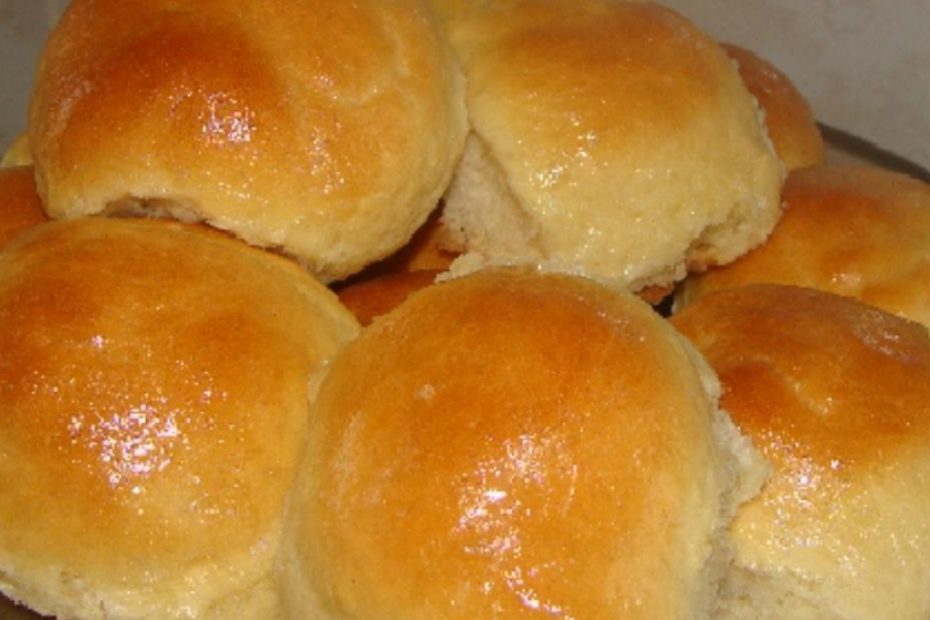 Pão de leite fica muito gostoso e fofinho para café ou lanche